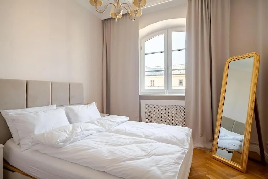 Quiet Luxury At The Royal Route In Warsaw Lägenhet