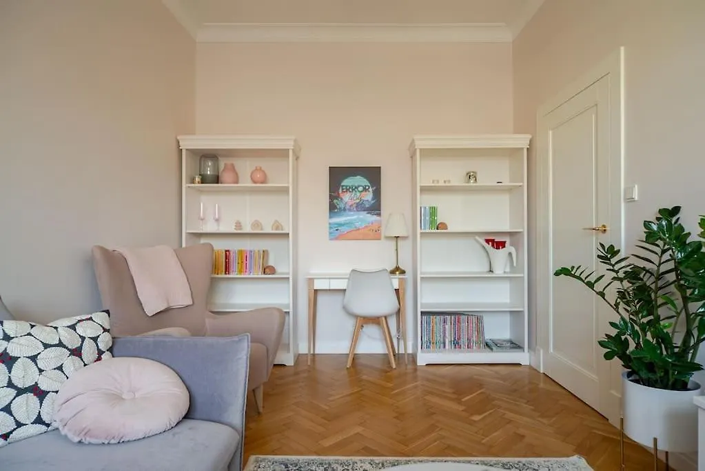 Quiet Luxury At The Royal Route In Warsaw Lägenhet